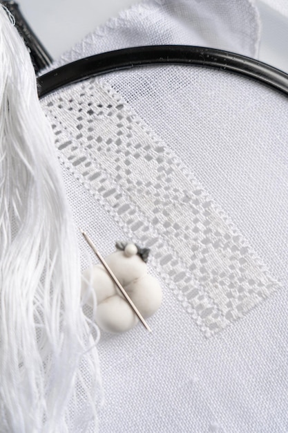 haft na lnianej tkaninie